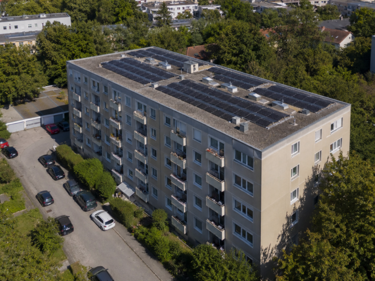 Mehrfamilienhaus mit Photovoltaik-Dach aus der Vogelperspektive – Zählerfrist der Heizkostenverordnung